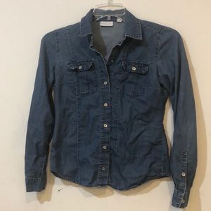 Denim button down shirt! 💙